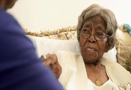 美国最长寿老人去世，儿孙数量超300个！她的长寿“秘诀”是什么 